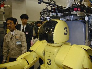 頭部にはロボット自身が内蔵するステレオカメラのほか、計8つのCCDカメラで広い視野角を確保。上に見えているのは全方位マイク 