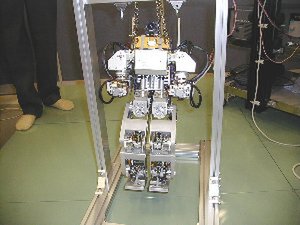 仮想ロボットプラットフォームの検証に使われる小型ロボット。身長54センチ、重さ8キログラム。各種センサーやモーターの制御をUSB経由で行なっている 
