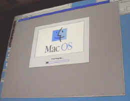 Mac on Linuxを使ってLinux PPC上でさらにMac OSを立ち上げると、会場からは歓声が沸き上がると共に拍手喝采となった
