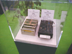 左は'81年に登場した世界初の3.5インチのフロッピーディスクドライブ。ソニー製で容量は約430KB。右は'91年の250KBの3.25インチドライブ