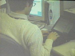 筑波大学附属駒場高等学校の生徒。校内LANに接続した自分のマシンからデータをダウンロード