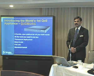 来日したシタラ・ネットワーク社のCTO、マ二ッキャム・スリドハー氏。『QoSWorks』の機能について説明