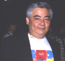米マイクロソフト社の副社長に昇格した古川享マイクロソフト代表取締役会長。これは1998年8月29日のiMac発売カウントダウンイベントのもの 