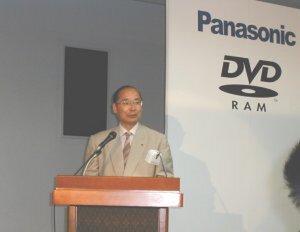 DVDメディア事業部長の久野氏。同社は現行のDVD-Videoディスクの生産量を600万枚から1400万枚へ増強する発表も行なっている 