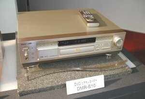 DVDビデオレコーダー『DMR-E10』。同社のDVDプレーヤーにあわせたデザインになっている 