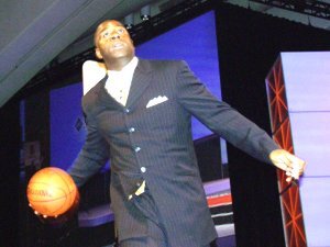 マジック・ジョンソン氏が、アメリカン・エクスプレス社のCEOに呼ばれて登場。サインを入れたバスケットボールを、聴衆の中に投げ入れた