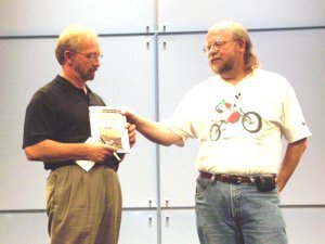 ステージ上で“The Real-Time Specification for Java”を紹介する本物のゴスリング氏(右)。同氏は、JavaやNeWSの開発者として知られている。左は、基調講演のホストを務めるゲイジ氏