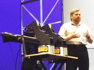 Agile Systems社のハーディン氏、手前に見えるのがリアルタイムJavaを用いた演奏ロボット