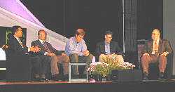 写真左からAvantGo会長のFelix Lin(フェリックス・リン)、Tivoli Systems副社長のDavid Murphy(デビッド・マーフィー)、Jeff Hawkins、Alan KesslerとCnet.comのSteve Fox(スティーブ・フォックス) 