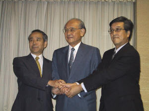 左からNTT-ME代表取締役社長の池田茂氏、日本テレビ代表取締役社長の氏家齊一郎氏、NTT東日本取締役の高島元氏