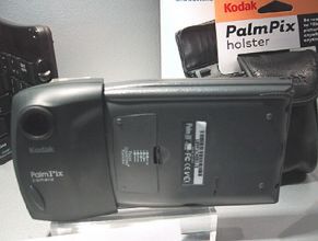Palmを手軽にデジタルカメラに変身させるモジュール、コダックの『PalmPix』(左側の幅約6cmの部分)この5月に市場に登場したばかり。解像度は最大640×480(VGA)だが、重さが45g(バッテリーは含まない)しかないことと、その手軽さを考えれば、十分であろう。会議中にホワイトボードの内容や図面を取り込み、ノートPCに転送して整理するといった使い方を想定した製品だが、それ以外にもいろいろ使い道がありそうだ。Palm IIIシリーズ以降のほとんどに対応。実勢価格は、現在、180ドル(約1万9000円)前後 