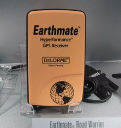米国におけるPalm用GPSデバイスとしては、StreetFinderと人気を二分するDELORME社の『Earthmate GPS Receiver』。こちらは、ドッキング型ではないが、Palm OS機のほかにWindows CE 2.0搭載の、NEC『Mobile Pro 700/750C』、コンパック『810/200C』、シャープ『HC-4000/4100/4500』、カシオ『CASSIOPEIA A-20』、ヒューレット・パッカード『360LX/620LX』、フィリップス『Velo 500』に対応する。また、同社の地図以外にも数社のものが利用できる。標準的な『Street Atlas 7.0』とのパック価格は、約160ドル(約1万6800円) 
