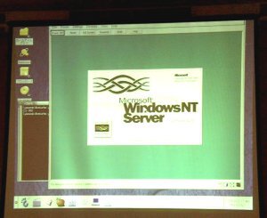 発表会場で行なわれた『VMware』のデモ。Linux上で『VMware』を利用しWindows NT4.0を起動した画面