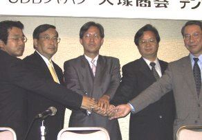 提携各社の代表に囲まれる日本SGI社長の和泉紀夫氏 