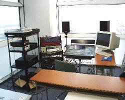 IMI内にあるサウンド加工のスタジオ。秋葉原などでひとつづつ買い集めた