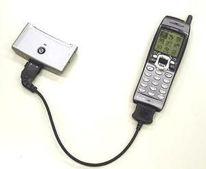 PEG-S500C/S300に標準で付属する、携帯電話/PHS用インターフェース。本体の底部に接続して使用する 