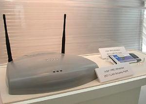 インテル(株)が展示していた、IEEE802.11b準拠の無線LAN『Intel PRO/Wireless 2011LAN』。米国では発表済みだが、日本でも年内には投入予定としている