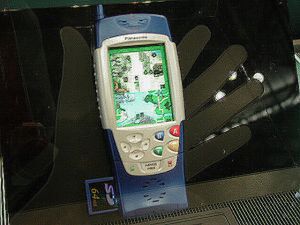 ゲームができる携帯電話機。展示会場では実際に動いていた 