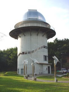 ユニークな形をした“星の塔”。らせん階段を上って105cm望遠鏡のある最上階の観測室へ