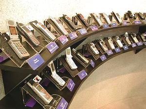 cdmaOneの開発元である米クアルコム社は、cdmaOne対応の各国の電話機をズラリと展示。また、同社はBluetoothや音声コーデック技術を搭載した次世代cdmaOne端末向けのチップ『MSM3300』なども展示していた