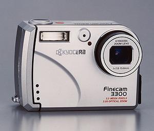 『KYOCERA Finecam 3300』。片手持ちの『SAMURAI』シリーズからデザインを一新した 