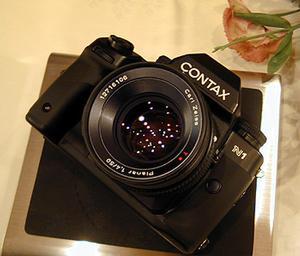 プラナー付きのCONTAX N1。ルドルフ博士の手になるプラナー50mmの基本設計は、新マウントでも変わらない。カメラの操作やボディー上面のダイヤル配置は『CONTAX RTS III』などの現行機種とほぼ同じだ 