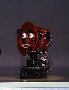 対話型ロボット『PONG』。意外と表情豊かで、話しながら笑ったり、オペレーターに「ちょっと待ってて」と言われると、「わかった」といって悲しそうにうつむいたりする