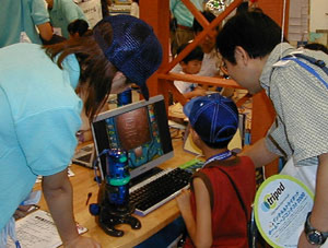 インテル(株)のブースではUSB顕微鏡『Intel Play QX3 コンピュータマイクロスコープ』が大人気だった 
