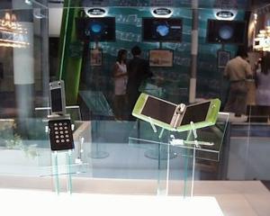 デジタルカメラ、PDA、携帯電話という3つの機能を1つの本体に納めたPDA『Mobile7』(写真左)。用途に合わせて形態が変化するという。写真右はカラー液晶を2画面搭載した折り畳み式PDA『TwinLeaf』