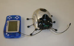自律型6足歩行昆虫ロボット『ワンダーボーグ』(右)。プログラマブルコントローラー『ワンダースワン』(左)