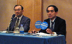 日本IBM理事でソフトウェア事業部長の長野一隆氏(左)と、同事業部e-ビジネスSW営業推進部長の大古俊輔氏 