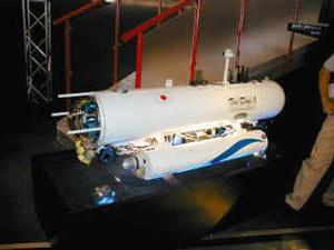 東大ブースでは、水中を自律的に移動する探査用ロボットが2タイプ展示されていた
