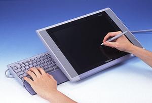 右手にペンを持ち左手でShiftキーなどを操作する、一般的なLX80を使うときのポジション