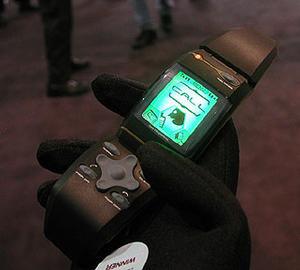 セイコーインスツルメンツ(株)が展示していた、Bluetooth対応の腕時計型ヘッドセットのプロトタイプ