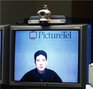 テレビモニターの上に取り付けた『PictureTel 600』