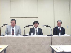左から、本多光照運営委員長、安田聖代表、川崎二六運営委員