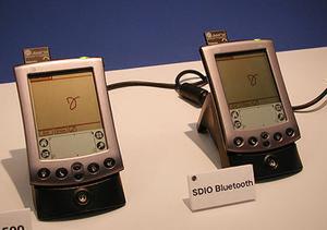 Palm2台に挿入されたBluetoothモジュールでアプリケーションを同期させるデモを行なっていた