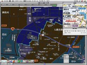 地図の色を変えられる“地図パレット”の“ミッドナイト”で表示し、GPSの現在位置確認をしている様子