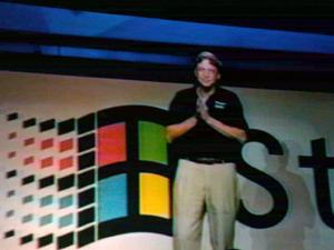 途中でWindows 95の発表会のビデオが流れたが、このときのゲイツ会長、よく見ると今よりもスマートである(ベルトのあたりに注目)