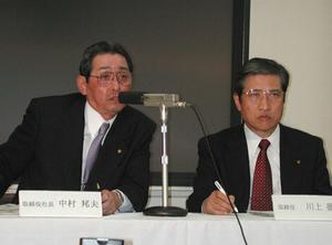 松下電器産業の中村邦夫代表取締役社長(左)と、川上徹也取締役(右)