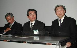 (左から)システムAVビジネスユニット長田中誠一氏、AVC社の山本克彦副社長、AVC社技監小林正明氏