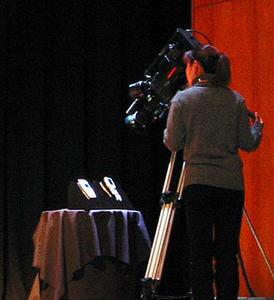 HDTV受信携帯電話でリアルタイムに受信する映像は、テレビカメラ直接撮影して、会場中央の大スクリーンに投影された
