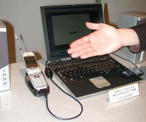 CDMA2000 1x携帯電話をパソコンに繋いで144kbpsデータ通信を行なうための『USBケーブルC』(東芝製)も発表となった。ファクス送信も可能