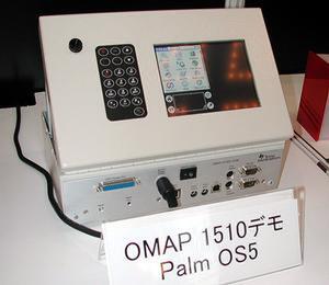 日本テキサス・インスツルメンツが展示していた、ARMベースのスマートフォン向けチップセット『OMAP』の開発用キット
