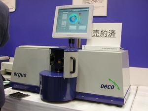 アルテック(株)が出品した、ドイツのAeco社の光/光磁気ディスクの光学・機械特性検査装置『ARGUS』