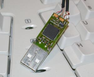 USBコネクタに入るサウンドデバイス。スイスのMicronas Semiconductor Holding社のHeadset Adapter UAC3556B。これをヘッドセットのジャックの代わりにしてPCに直接接続させることができる