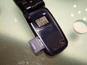 SDカードスロットの採用はau携帯電話では初めて