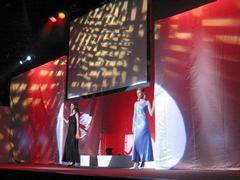 舞台の両サイドから外人モデルの女性が現れて、幕に手をかける
