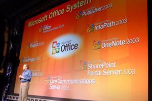 ジェフ・レイクス(Jeff Raikes)氏の背後に映し出されているのが“Microsoft Office System”の製品群