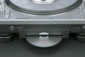 CDの入れ替えは前面に直接挿入するスロットローディングタイプ